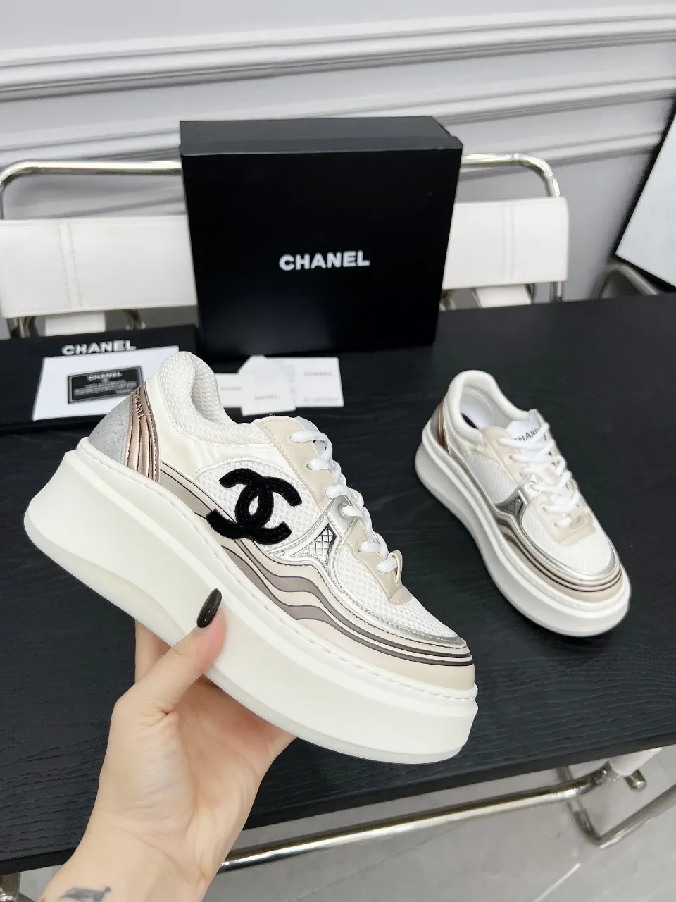 💕💕Factory direct selling price p640💕💕 chanel 2025 resort series latest casual sports shoes silver white, gold white, silver gray, black and red! Incomparably beautiful and easy to wear, very light, the lining is also super soft, super comfortable, the upper is breathable, the color is high-end and durable, versatile. Upper: cowhide and cloth stitching. Inner: breathable mesh. Original foam combination outsole. Size: 35-40.